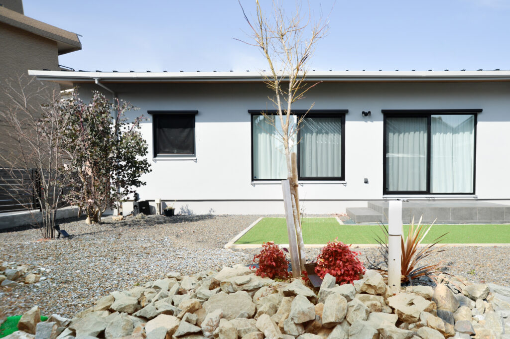 木とグレーを基調とした平屋建て