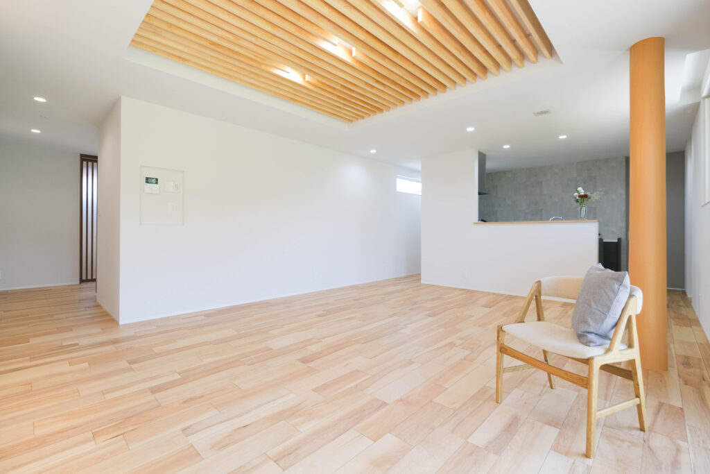 趣のある和室に、深く張り出した軒。広々とした収納付き中2階のある家